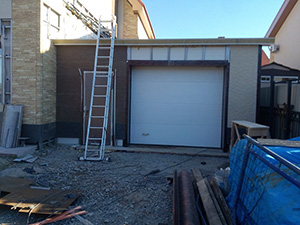 Гараж с подъёмно-секционными гаражными воротами Алютех для сквозного проезда